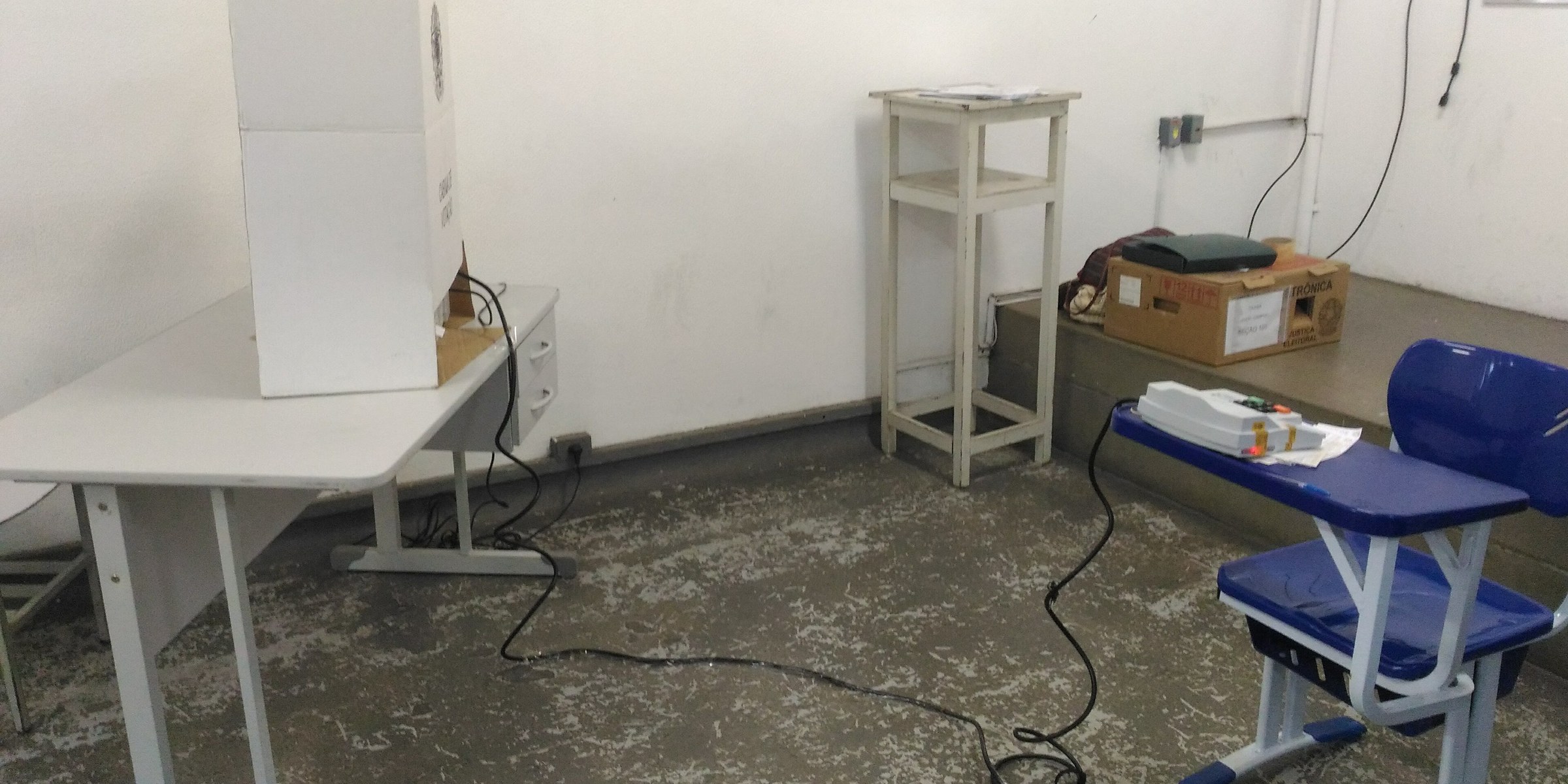 Urna eletrônica brasileira e terminal do mesário nas eleições municipais de 2016 em Itajubá (MG)